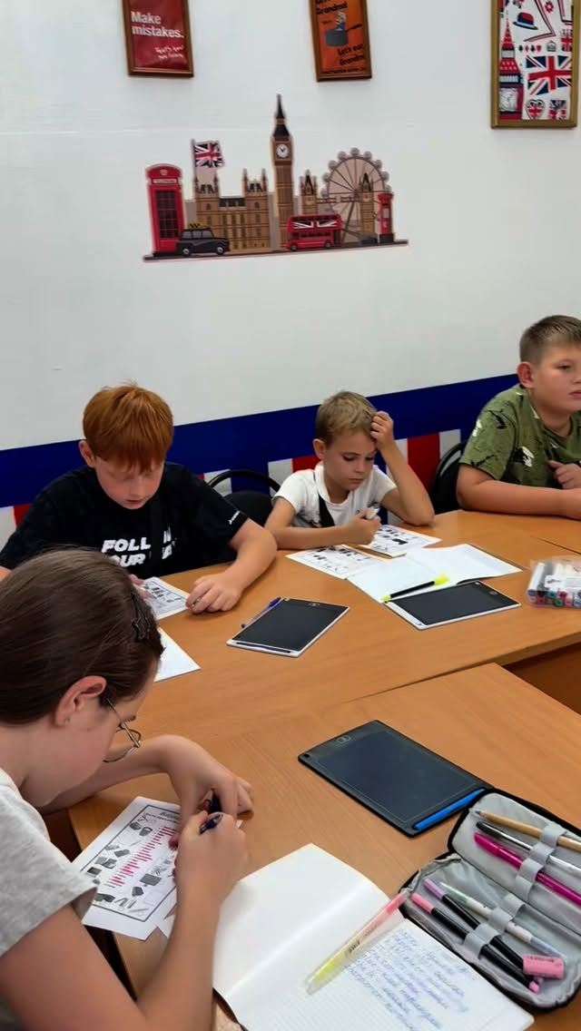 Кабинет Study Buddy: дети за общим столом