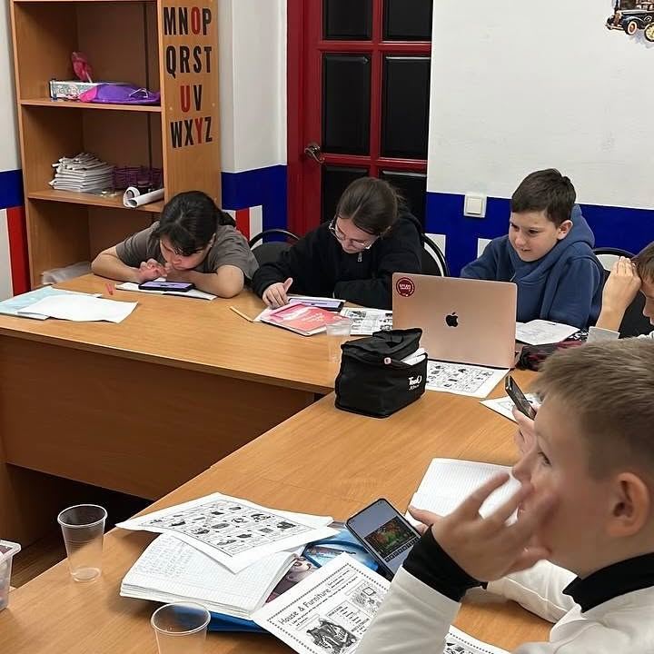 Подростки на занятии за общим столом