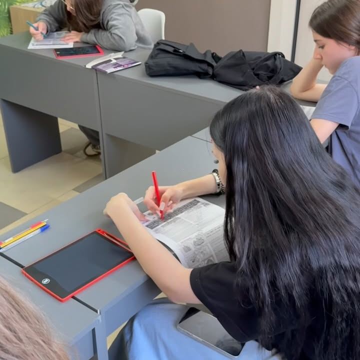 Ученица выполняет письменное задание